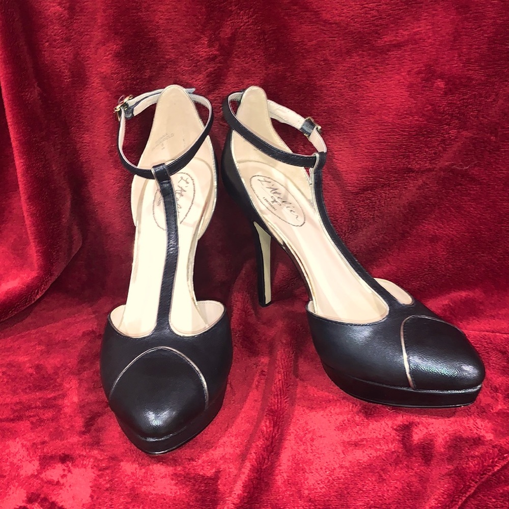 L’Atelier London pumps - T-Strap - black/gold accents